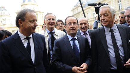 Fran&ccedil;ois Hollande entour&eacute; de Jean-Pierre Bel (&agrave; la droite de Fran&ccedil;ois Hollande), Andr&eacute; Vallini (en imperm&eacute;able), G&eacute;rard Collomb (au second plan) et Fran&ccedil;ois Rebsamen (&agrave; la gauche de Fran&ccedil;ois Hollande), le 18 octobre 2011 au S&eacute;nat. ( MAXPPP)