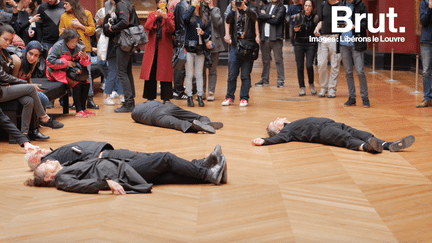 Happening militant au Louvre contre les énergies fossiles (BRUT)