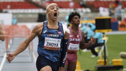 Le Français Sasha Zhoya a remporté le titre et établi un nouveau record du monde juniors sur 110 m haies aux championnats du monde U20, samedi 21 août 2021. (TONY KARUMBA / AFP)