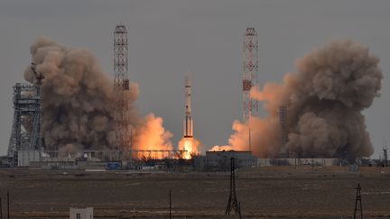 La fusée Proton décolle de la base de Baïkonour (Kazakhstan), le 14 mars 2016, avec à son bord le module Schiaparelli. (KIRILL KUDRYAVTSEV / AFP)