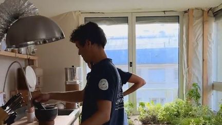 Pour "Biosphere-Experience", Corentin de Chatelperron et Caroline Pultz vivent depuis trois mois dans l'appartement du futur, à Boulogne-Billancourt. (MARIE MAHEUX / FRANCE INTER)