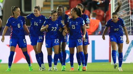 Les Bleues célèbrent le but d'Eve Périsset contre les Pays-Bas, en quarts de finale de l'Euro, à Rotherham (Royaume-Uni), le 23 juillet 2022. (LINDSEY PARNABY / AFP)