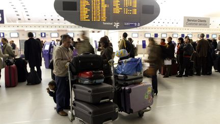 Un voyageur patiente &agrave; l'a&eacute;roport Roissy-Charles de Gaulle (Val d'Oise), le 28 octobre 2011. (AUBOIROUX / LE PARISIEN / MAXPPP)