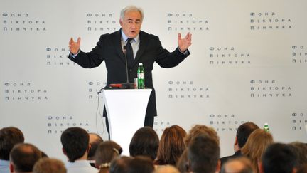 Dominique Strauss-Kahn devant des &eacute;tudiants ukrainiens pour une conf&eacute;rence sur le futur de l'&eacute;conomie mondiale, le 4 avril 2012, &agrave; Kiev. (SERGEI SUPINSKY / AFP)