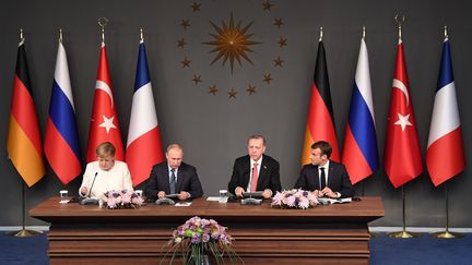 Angela Merkel, Vladimir Poutine, Recep Tayyip Erdogan&nbsp;et Emmanuel Macron sont réunis, le 27 octobre 2018 à Istanbul (Turquie), pour un sommet consacré à la Syrie. (OZAN KOSE / AFP)