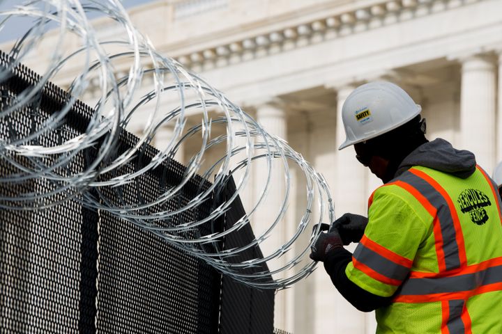 Les alentours du Capitole se barricadent, le 15 janvier 2021, à Washington. (LIZ LYNCH / GETTY IMAGES NORTH AMERICA / AFP)