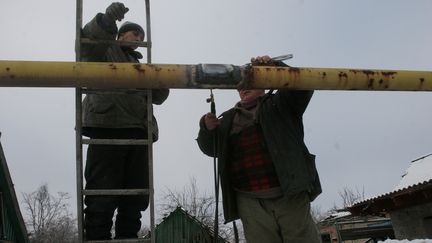 Des travailleurs municipaux restaurent un pipeline transportant du gaz, le 5 janvier 2015 &agrave; Donetsk en Ukraine. (IGOR MASLOV / RIA NOVOSTI / AFP)