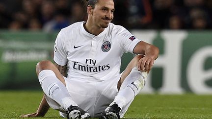 Le milieu de terrain du PSG&nbsp;Zlatan Ibrahimovic, pendant la rencontre avec le FC&nbsp;Barcelone, le 10 d&eacute;cembre 2014, au Camp Nou (Espagne). (LLUIS GENE / AFP)