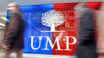 Le logo de l'UMP sur la fa&ccedil;ade du si&egrave;ge du parti, le 19 novembre 2012 &agrave; Paris. (MIGUEL MEDINA / AFP)