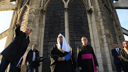 Le secrétaire général de la Ligue islamique mondiale Mohammed Al-Issa et le recteur de la cathédrale Notre-Dame de Paris Patrick Chauvet, lors d'une visite à la cathédrale à Paris, le 14 novembre 2017. (CHRISTOPHE ARCHAMBAULT / AFP)