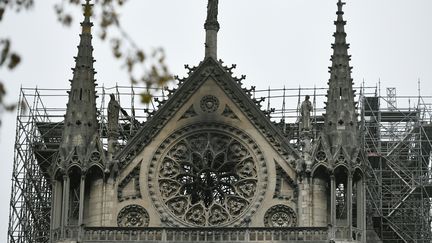 La rosace du côté sud de la cathédrale Notre-Dame de Paris, détériorée dans l'incendie du 15 avril 2019. (STEPHANE DE SAKUTIN / AFP)