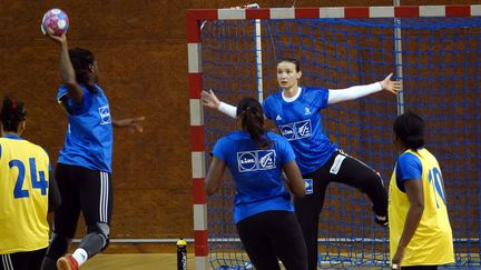 Amandine Leynaud lors de l'entraînement de l'Equipe de France Féminine de Handball. (ALEXANDRE MARCHI / MAXPPP)