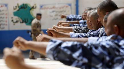 Des volontaires irakiens s'entra&icirc;nent pour combattre les jihadistes de l'EIIL en pleine offensive, le 17 juin 2014. (MOHAMMED SAWAF / AFP)