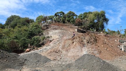 L'emplacement de l'ancien bidonville Talus 2, à Koungou (Mayotte), le 20 juin 2023. (ROBIN PRUDENT / FRANCEINFO)