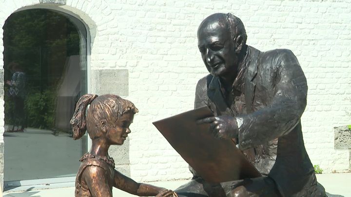 Statue de Martine et de son "père", l'illustrateur Marcel Marlier réalisée par le sculpteur&nbsp;Osvaldo Parise&nbsp; (France 3 Hauts-de-France)