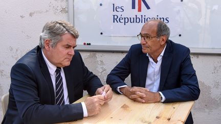 Franck Louvrier (à gauche) et Eric Woerth (à droite) lors des universités d'été des Républicains, le 28 août 2021, à La Baule (Loire-Atantique). (SEBASTIEN SALOM-GOMIS / AFP)