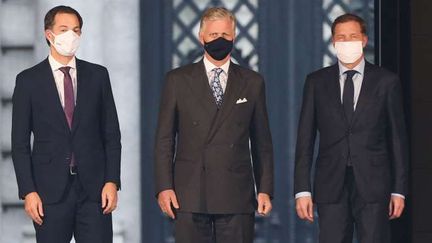 De gauche à droite : le ministre des finances, Alexander De Croo, le roi Philippe et le président du Parti socialiste, Paul Magnette, à leur arrivée au palais royal, à Bruxelles, le 30 septembre 2020. (FRANCOIS WALSCHAERTS / AFP)