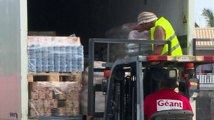 La vie au quotidien semble gelée en Nouvelle-Calédonie. Les habitants doivent s’approvisionner, alors que de nombreux commerces ont été vandalisés, pillés et brûlés.