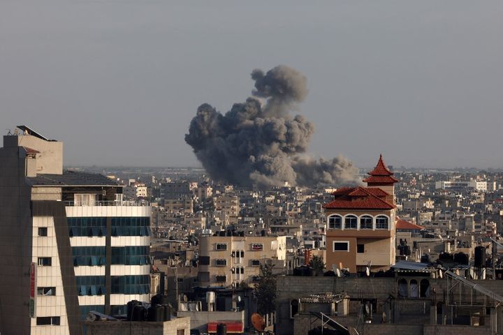 De la fumée dans un quartier de Khan Younès, dans la bande de Gaza, après un bombardement attribué à l'armée israélienne, le 24 janvier 2024. (AFP)