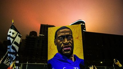 Un portrait de George Floyd dans une manifestation à Minneapolis (Etats-Unis), le 9 avril 2021. (STEPHEN MATUREN / GETTY IMAGES NORTH AMERICA / AFP)