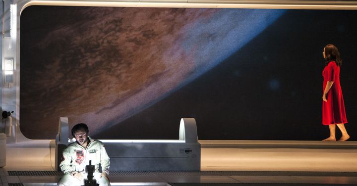 La vue sur la Lune depuis la navette spatiale. Scène de la rencontre enttre Rodolfo et Mimi.
 (Bernd Uhlig / Opéra national de Paris)