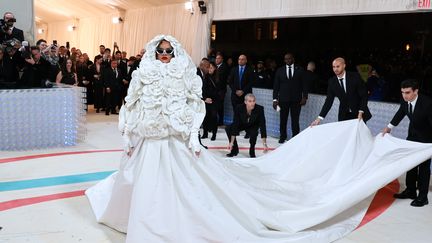 Dans une robe blanche Valentino, Rihanna est arrivée dans les dernières sur le tapis du MET à Manhattan le 1er mai 2023. Enceinte, la superstar de la pop s'est contentée de lancer à la forêt de caméras "se sentir bien" tandis que son compagnon le rappeur ASAP Rocky s'est dit "heureux d'être père" (THEO WARGO / GETTY IMAGES NORTH AMERICA)