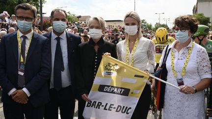 Elisabeth Borne au départ de la cinquième étape du Tour de France femmes à Bar-le-Duc, le 28 juillet 2022. (CAPTURE D'ÉCRAN FRANCE 3)