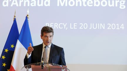 Le ministre de l'Economie, Arnaud Montebourg, d&eacute;voile la d&eacute;cision de l'Etat concernant le rachat d'Alstom, lors d'une conf&eacute;rence de presse &agrave; Paris, le 20 juin 2014. (ERIC PIERMONT / AFP)