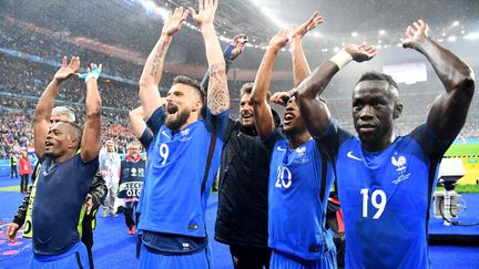 L'équipe de France après sa victoire face à l'Islande le 3 juillet 2016 au Stade de France. (FRANCK FIFE / AFP)