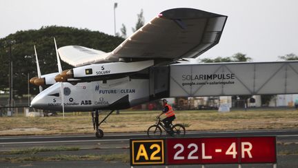 &nbsp; (Solar Impulse atterrit à Hawaï © Reuters/Hugh Gentry)