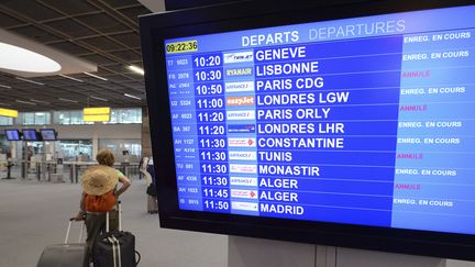 Un &eacute;cran indique les vols Air France annul&eacute;s &agrave; l'a&eacute;roport de Marseille-Marignane, le 15 septembre 2014,&nbsp;au premier jour d'une gr&egrave;ve des pilotes de la compagnie. (BORIS HORVAT / AFP)