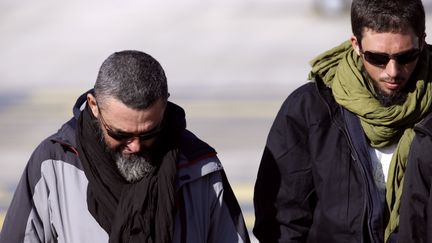 Marc Feret (&agrave; gauche) et Pierre Legrand sur le tarmac de l'a&eacute;roport militaire de Villacoublay (Yvelines), le 30 octobre 2013. (KENZO TRIBOUILLARD / AFP)