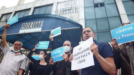 25 avril 2021. Manifestation devant les locaux du quotidien de langue française "Liberté" dans la banlieue d'Alger pour réclamer la libération du journaliste Rabah Kareche, correspondant du journal, arrêté et écroué le 19 avril. Le pouvoir l'accuse de diffusion de fausses nouvelles pouvant porter "atteinte à la sécurité publique". (AFP)