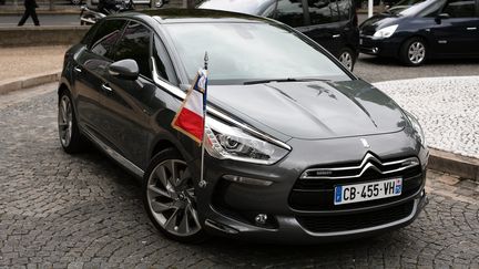 La Citro&euml;n DS5 hybride de&nbsp;Francois Hollande, gar&eacute;e devant le Conseil &eacute;conomique, social et environnemental, le 12 juin 2012. (MAXPPP)