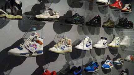 Que sont les sneakers ? Des chaussures de sport détournées pour un usage citadin. Le hip hop va les hisser au rang de véritable accessoire de mode. Certaines, comme les Stan Smith, Puma Clyde, Jordan ou Air Max sont devenues mythiques. A l'IMA, la vitrine de 46 sneakers datant de 1985 à 1995 fait beaucoup parler les visiteurs. Lesquelles avez vous portées ? Et quels souvenirs vous évoquent-elles ? Dans le film culte de Spike Lee "Do The Right Thing", une paire de Air Jordan doit forcément rester immaculée...
 (Laure Narlian/Culturebox)