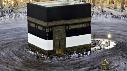 Des milliers de musulmans tournent autour de la Kaaba &agrave; l'occasion du p&egrave;lerinage annuel &agrave; La Mecque (Arabie Saoudite), le 23 octobre 2012. (AMR DALSH / REUTERS)