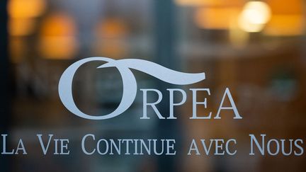 Le logo d'une maison de retraite Orpea à Nantes, le 10 février 2022. (LOIC VENANCE / AFP)