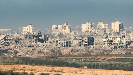 Des immeubles de la bande de Gaza ravagés par les combats entre Israël et le Hamas, le 16 novembre 2023. (JACK GUEZ / AFP)