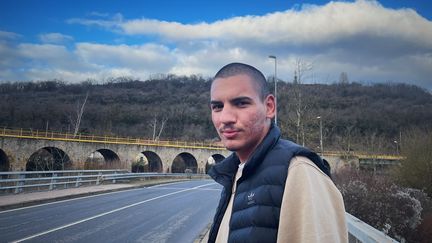 Drilon, 19 ans, près de la mission locale à Hayange (Moselle). (MANON MELLA / FRANCEINFO)