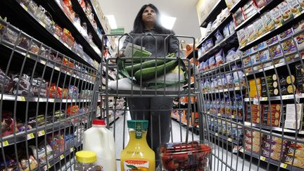 Un supermarch&eacute; Walmart &agrave; Chicago (Etats-Unis) le 21 septembre 2011.&nbsp;Le PIB am&eacute;ricain a notamment profit&eacute; de la hausse de la consommation des m&eacute;nages. (JIM YOUNG / REUTERS)