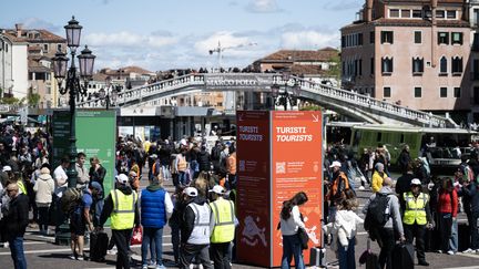 Des touristes à Venise le 25 avril 2024, le jour où la ville a instauré une taxe pour les visiteurs journaliers. (MARCO BERTORELLO / AFP)