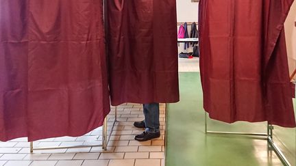 Un électeur dans un isoloir pour les européennes, le 26 mai 2019, à Paris. (RICCARDO MILANI / HANS LUCAS)