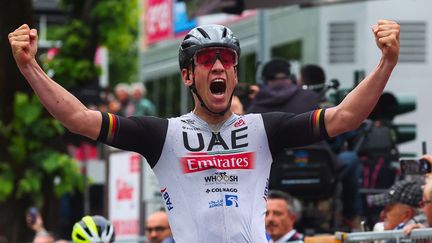 Pascal Ackermann célèbre sa victoire sur la 11e étape du Tour d'Italie, à Tortona, le 17 mai 2023. (LUCA BETTINI / AFP)