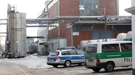 La Police devant la ferme de Uetersen en Allemagne, le 5 janvier 2011 (AFP. M.Christians)