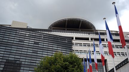 Des drapeaux français devant le ministère des Finances et de l'Economie. (ERIC PIERMONT / AFP)