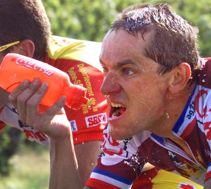 Le coureur français Jacky Durand se désaltère lors d'une étape du Tour de France entre Tarascon-sur-Ariège et le Cap d'Agde, le 24 juillet 1998. (JOEL SAGET / AFP)