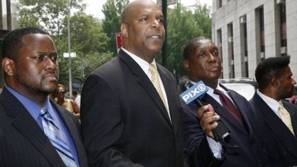 Des représentants du groupe "100 Blacks in Law Enforcement" s'expriment devant le tribunal de New York. (AFP-David Karp)