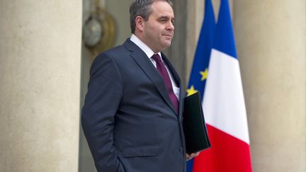 Le ministre de la Sant&eacute;, Xavier Bertrand, quitte le conseil des ministres le 7 novembre.&nbsp; (LIONEL BONAVENTURE/AFP)