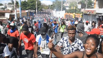 A l'origine du soulèvement à Haïti, l'économie moribonde et la corruption. Une situation qui engendre la misère.&nbsp;Près de 60 % de la population vit sous le seuil de pauvreté.&nbsp; (France 24)