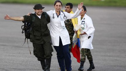 Deux ex-otages des FARC et du personnel m&eacute;dical sont accueillis &agrave; l'a&eacute;roport de Villavicencio&nbsp;(Colombie), le 2 avril 2012. (JOHN VIZCAINO / REUTERS)